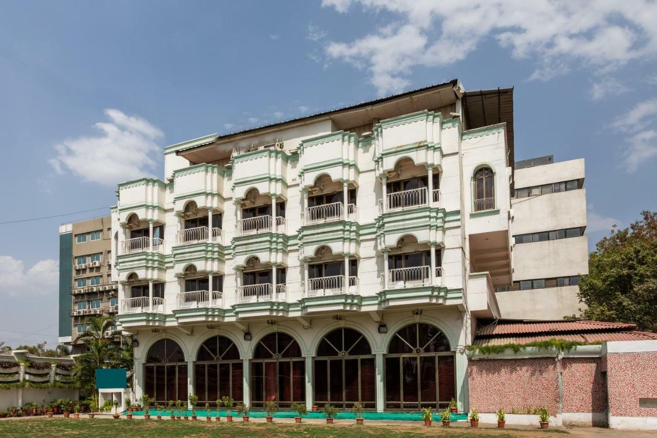 Oyo 38142 Girdhar Mahal Hotel Indore Esterno foto