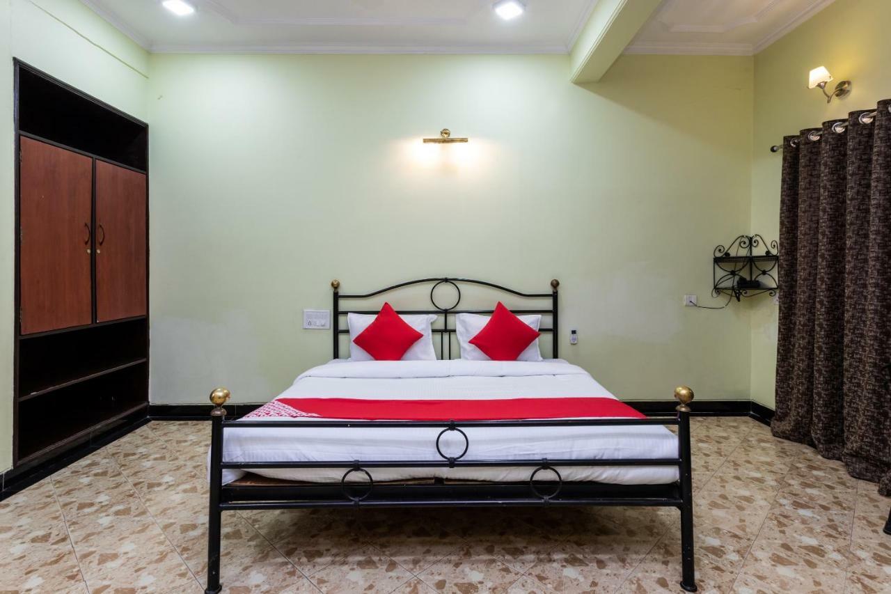 Oyo 38142 Girdhar Mahal Hotel Indore Esterno foto