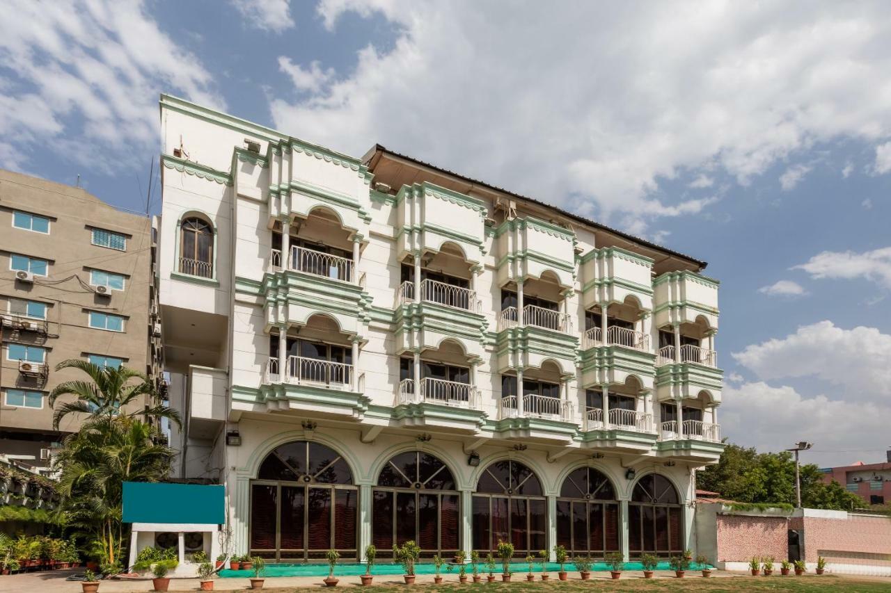 Oyo 38142 Girdhar Mahal Hotel Indore Esterno foto
